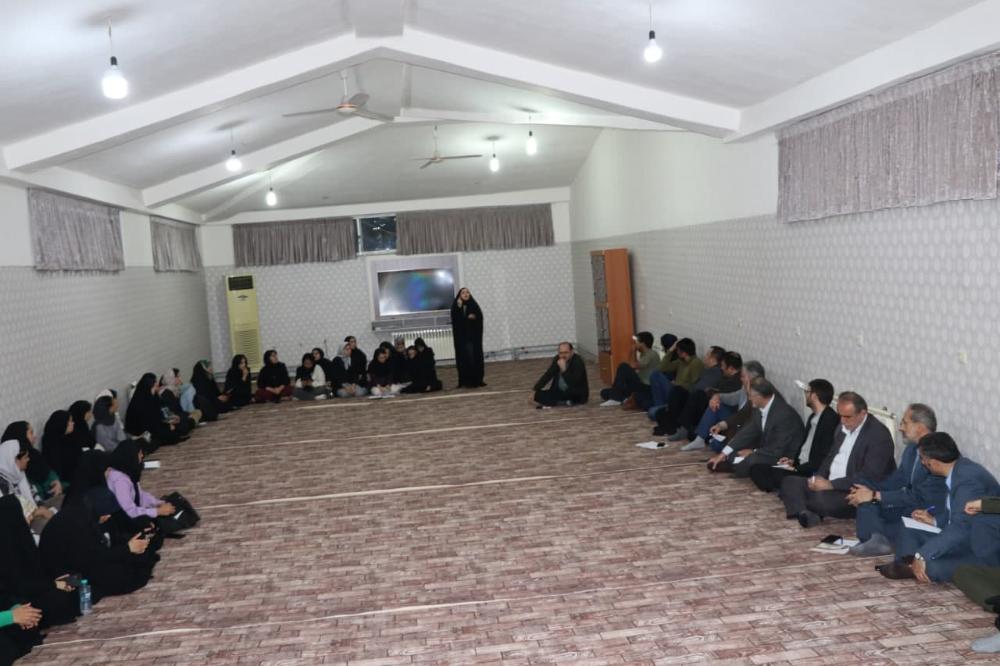 دومین نشست صمیمی هیات رییسه دانشگاه مازندران با دانشجویان مجتمع خوابگاهی حضرت زینب(س) در سال تحصیلی جدید